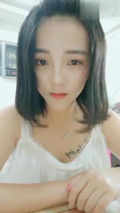 90后女生纹身太性感，引起网友热议，网友：好想看清楚