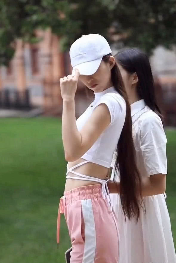  [小姐姐]路人街拍：见过鞋带绑脚上的，却没见过绑腰上，小姐姐真不一般！