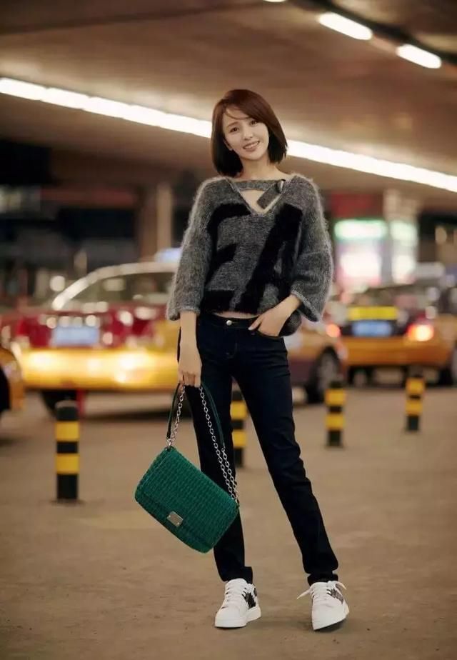 佟丽娅出发纽约时装周，身穿灰色毛衣现身机场，美出新高度！