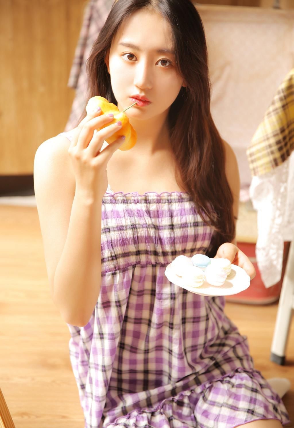 连衣裙美女深沟巨乳性感吊带美女图片