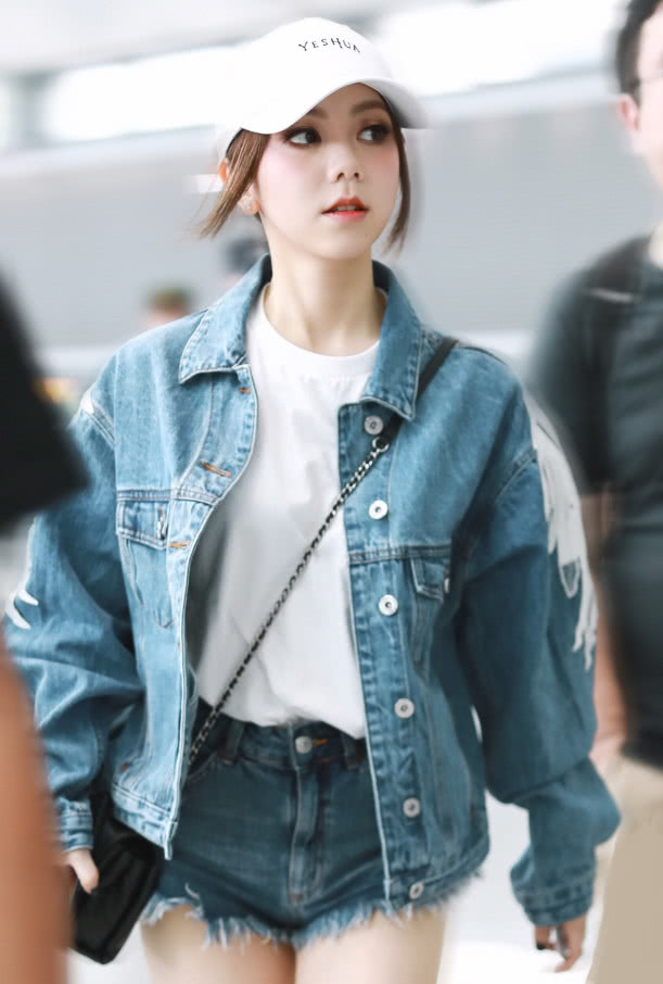 世上没有丑女人，只有胖女人，邓紫棋瘦后丢掉皮裤成“圆规腿”！