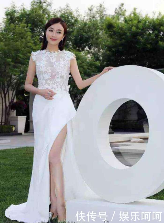 秦岚又瘦了, 身穿露脐装大秀完美腰身, 网友: 简直就是“腰精”!