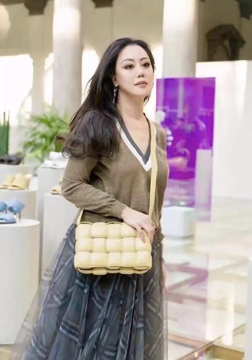  [看起来]有些女人看上去很“显贵”，例如章小蕙，穿毛衣配半身裙就很高级