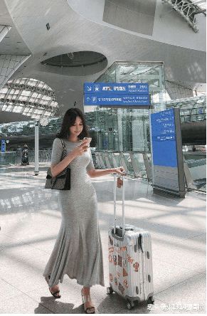 街拍: 烧烤摊上遇到的小姐姐, 图2小姐姐秀色可餐