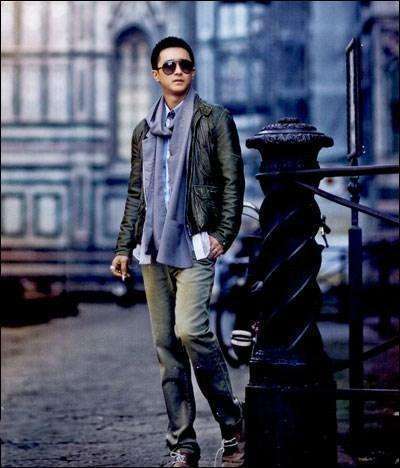 王凯韩庚现机场秀，一个憔悴脸变大爷，一个剪短发做型男