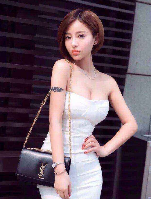 大方时尚的紧身裙美女尽显女神魅力，露出性感的好身材！