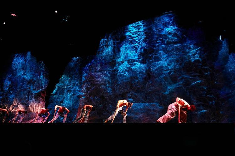 《只有峨眉山》全球公演，沉浸式演绎让游客移步换景