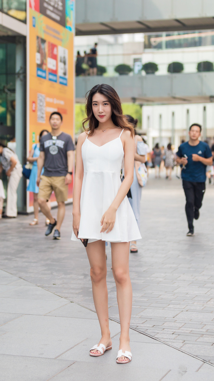 路人街拍：小姐姐长裤一样秀出美好身材，精美的锁骨很耀眼