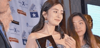 杨幂被特约爆出猛料, 引全网争论骂战, 网友: 不能原谅