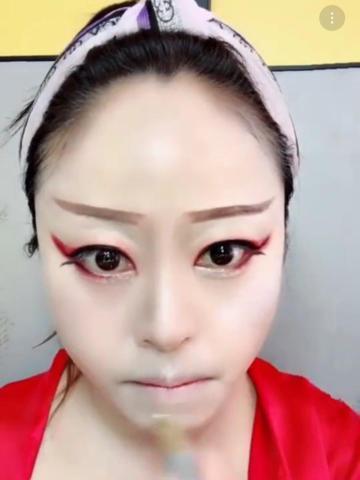 化妆术骗了多少男同胞？48岁大妈化完妆后，网友：这是一个人吗？