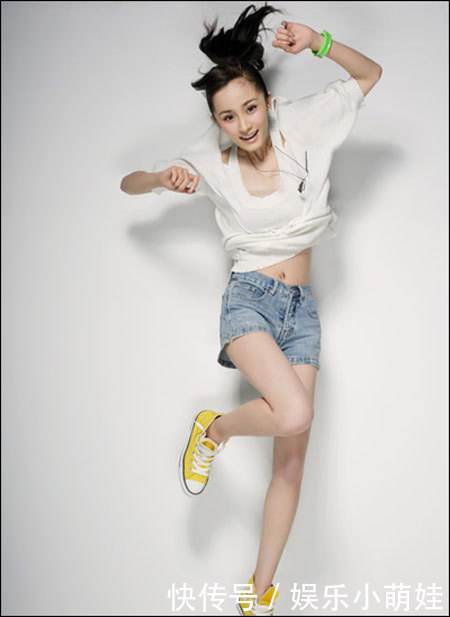 鞠婧祎杨幂王鸥同穿紧身牛仔短裤，网友：谁美谁丑差距一目了然
