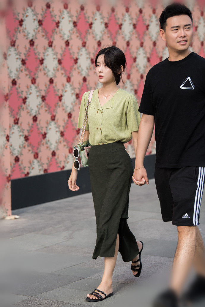 成都街拍，身材虽瘦，但气质和穿搭很棒，每个都有独到的时尚感