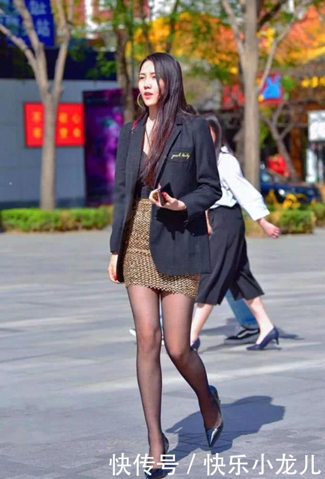  『西装外套』街拍：美女踩着一双尖头的高跟鞋走在路上，显得更加的摩登