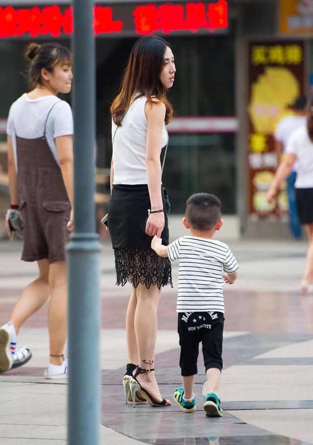 街拍路人，时尚的辣妈穿搭就是与众不同，总是给人一种迷人神秘感