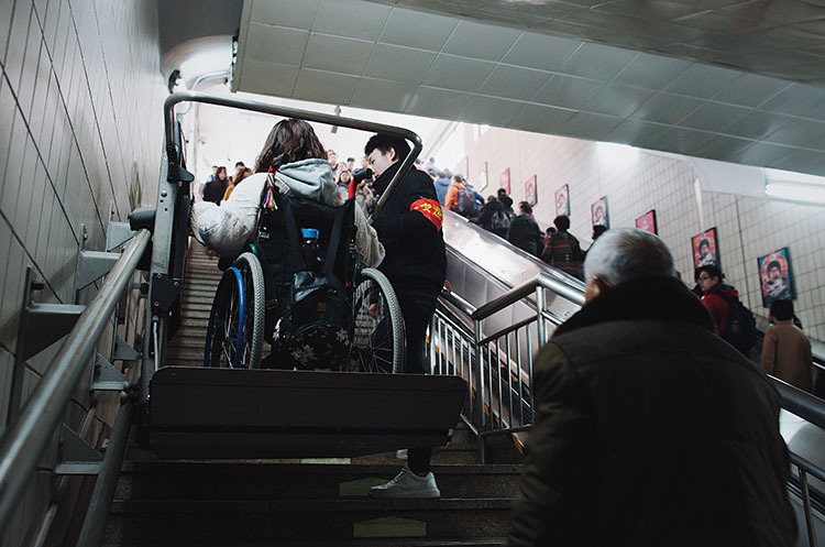 天安门广场红旗飘扬迎两会