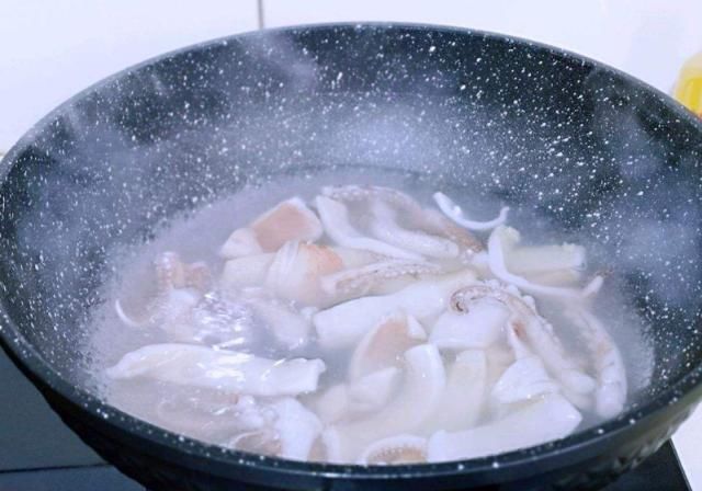 「高出」“它”的维C比西红柿高出15倍,隔三差五吃一次,肤白貌美身材好