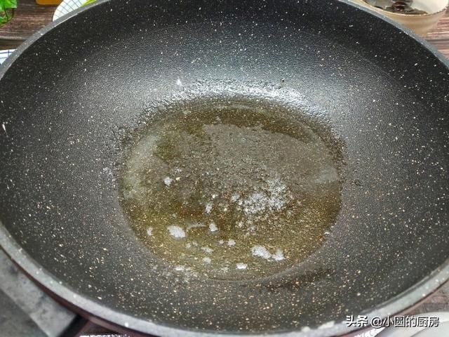 咸香■鸡蛋不要直接下锅煎,多加一步,又软又嫩,咸香入味,口感更蓬松