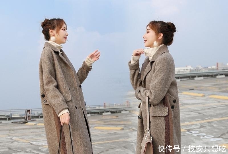  #女人#在强调一次穿大衣别搭阔腿裤，看看下面女人怎么穿，美的与众不同