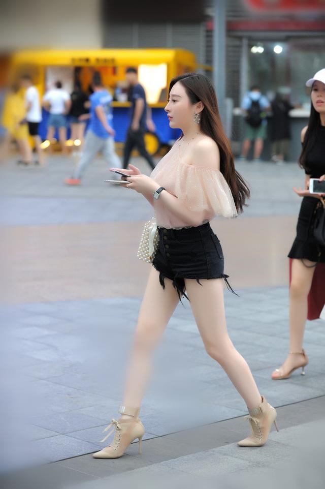 偶遇美女，青春亮丽晶莹剔透，完美的身材！