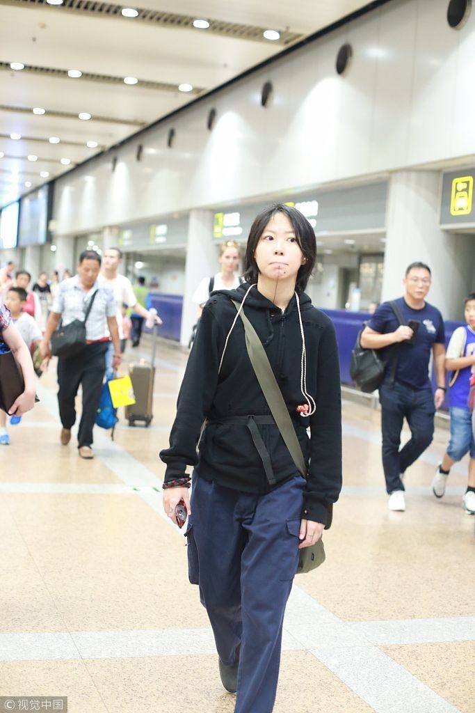 窦靖童腰挂搪瓷缸头发似三天没洗 双手叠放身前抿嘴露纹身