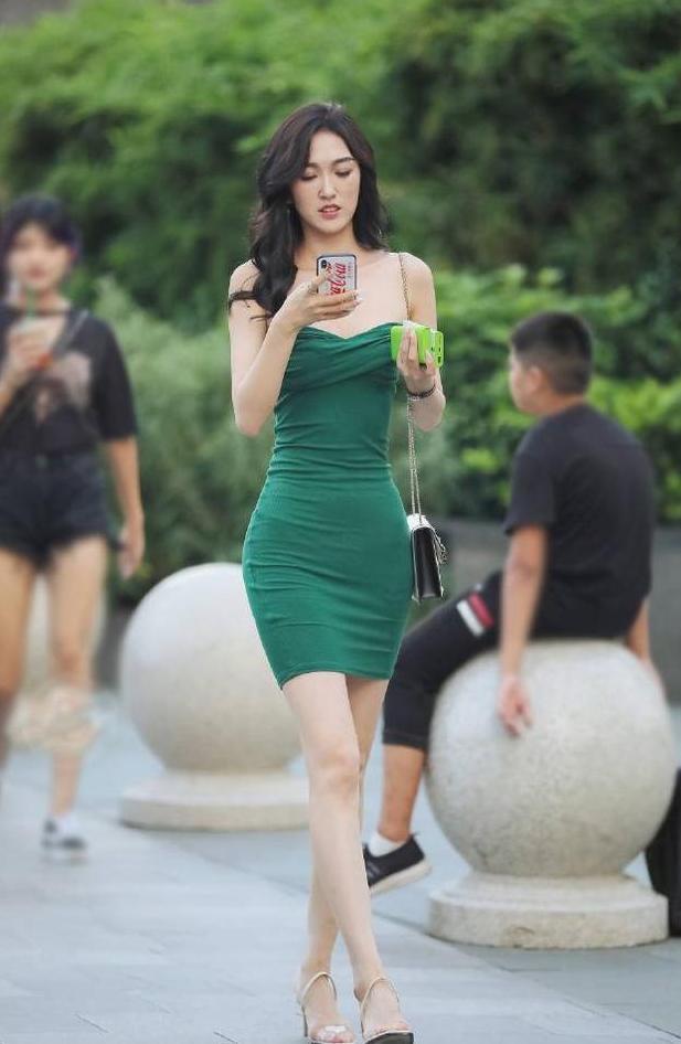 长发美女细腰修长、蜂臀曲线美，穿一字肩紧身连衣裙尽显身材！
