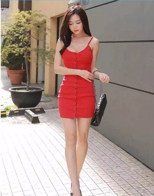 街拍:一件小吊带穿出“坠感”，小姐姐不经意间展现身姿