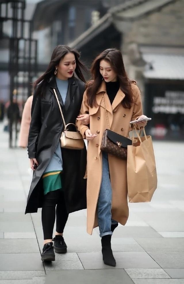 「碎花」路人街拍,靓女穿一身紫色碎花连衣裙,尽显凹凸有致的好身材