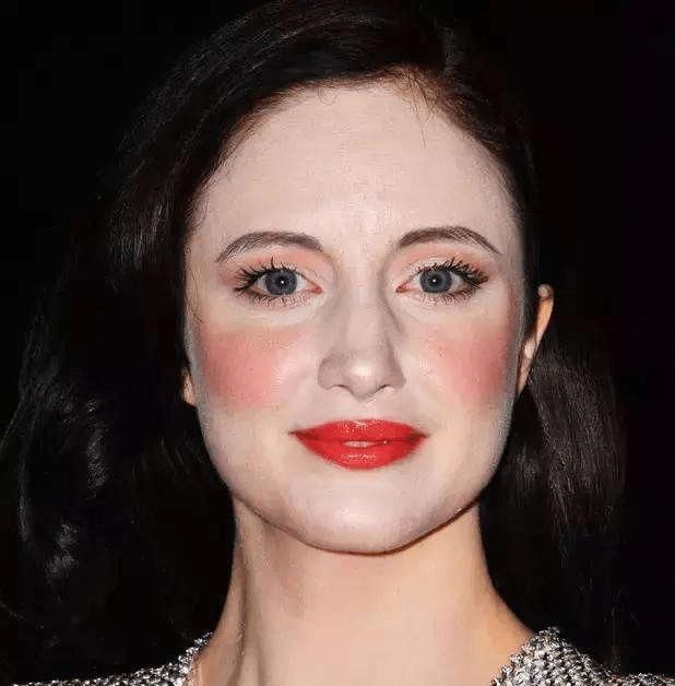  「高原红腮红」粗眉毛、蟑螂腿、妆容朦胧…新手化妆的这些难堪错误观念