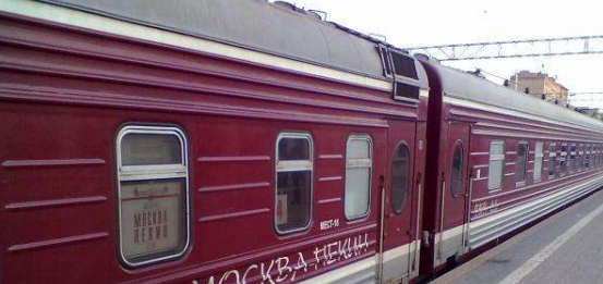 中国最贵的火车票，是飞机票的三倍，但经常票卖的一票难求！