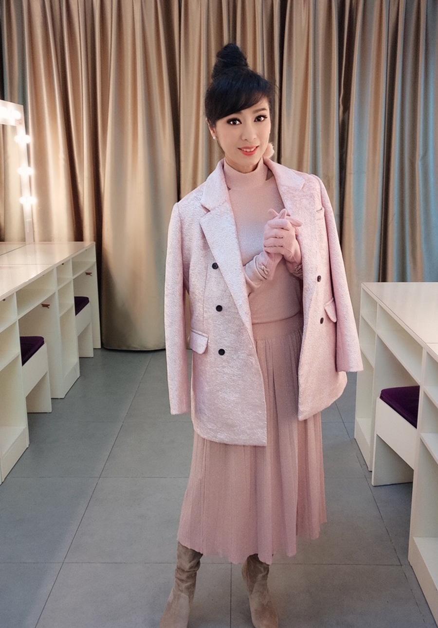 63岁米雪要逆天?穿刺绣连衣裙减龄不够,还扎了少女系的丸子头