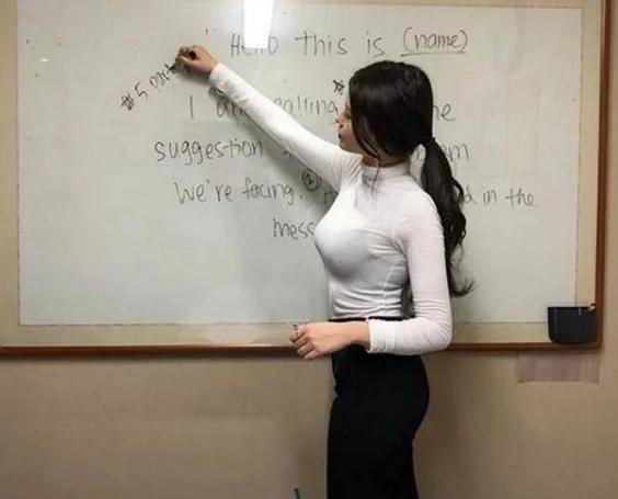 街拍：美艳动人的紧身裤小姐姐，身姿丰盈，彰显洒脱的女性魅力!