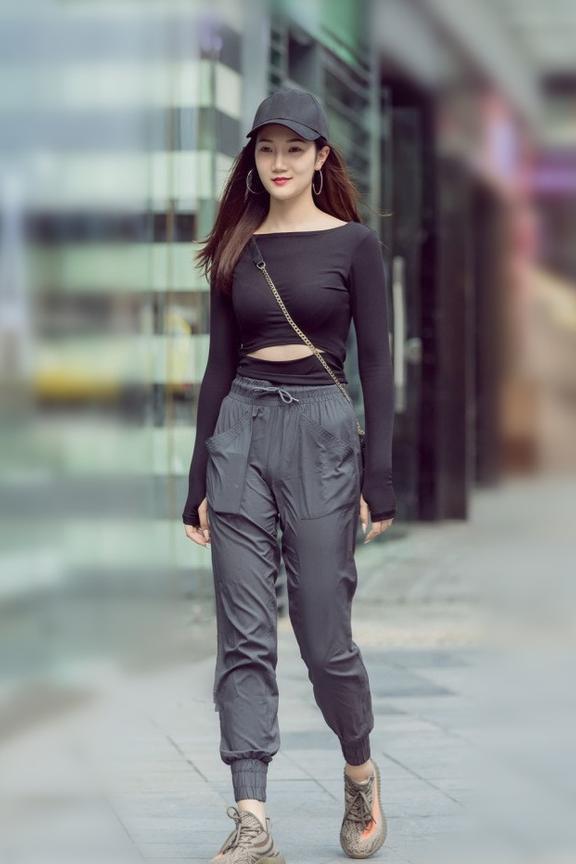 街拍：图1肯豆真胆大，毛衣下只穿安全裤？图5傲人胸围若隐若现！