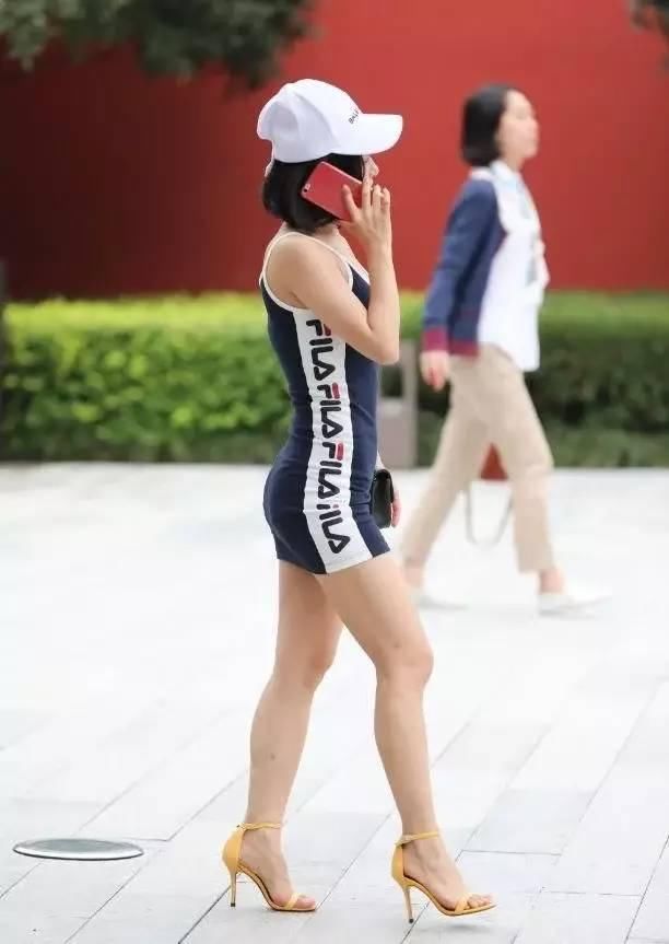 旅拍:白净的翘臀短发性感美女