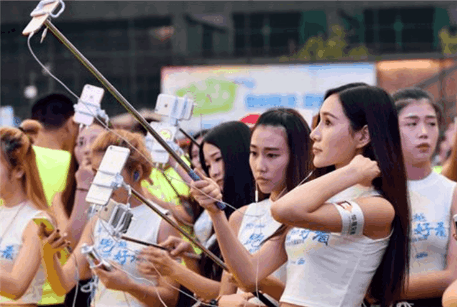 嘟嘟姐一条视频涨粉千万, 如今账号却被封, 官方只给出9字回应。