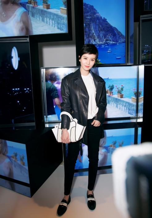 刘诗诗一言不合剪短发秀长腿，迪丽热巴气场全开完成T台首秀！