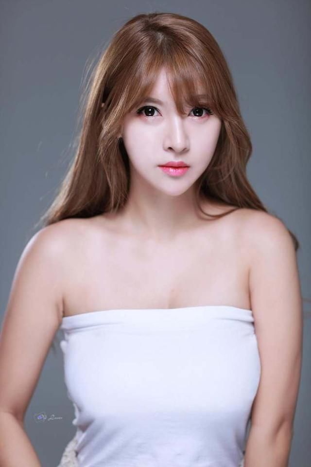 身材火辣的牛仔裤美女，超好的身材被裹的紧紧得