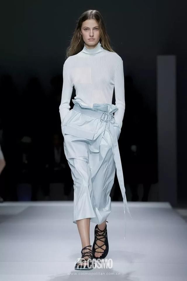 T型台｜艾玛罗伯茨这一身真好看，不过这是去看秀还是去上班？