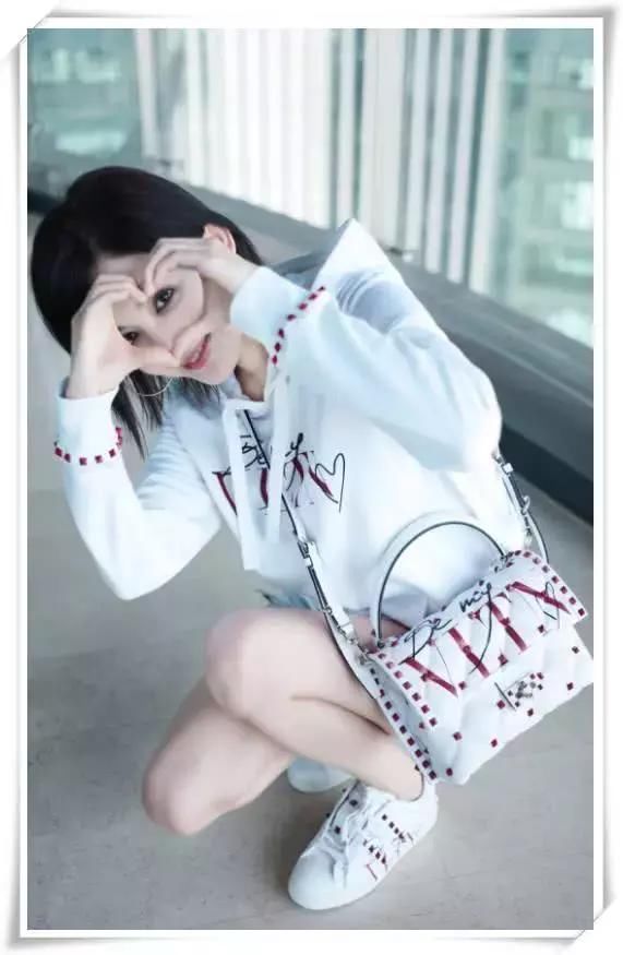 本以为迪丽热巴的热裤够短的了,可看到古力娜扎,我服气了