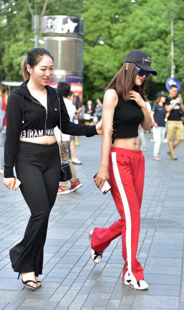 小姐姐紧身露脐装勾勒出丰满上围,平底鞋的穿搭,仍然比闺蜜高出