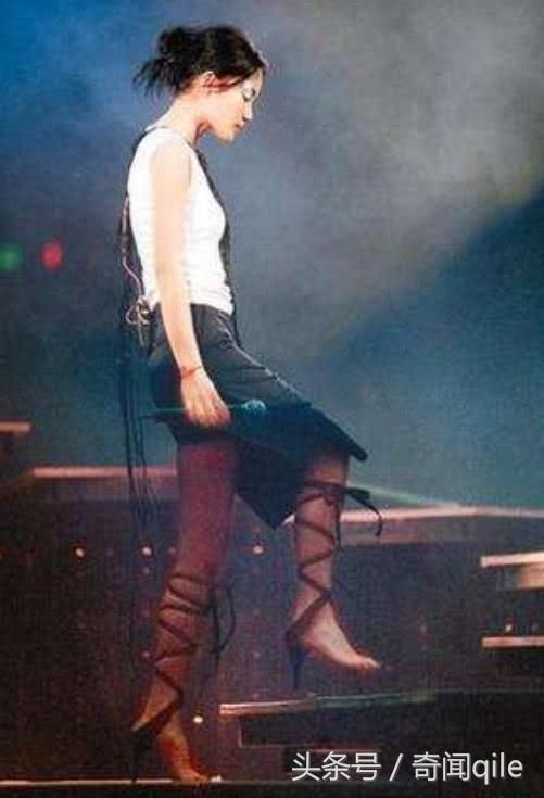 杨颖的高跟鞋，杨幂的高跟鞋，都没有天后的让人看着就“脚疼”!