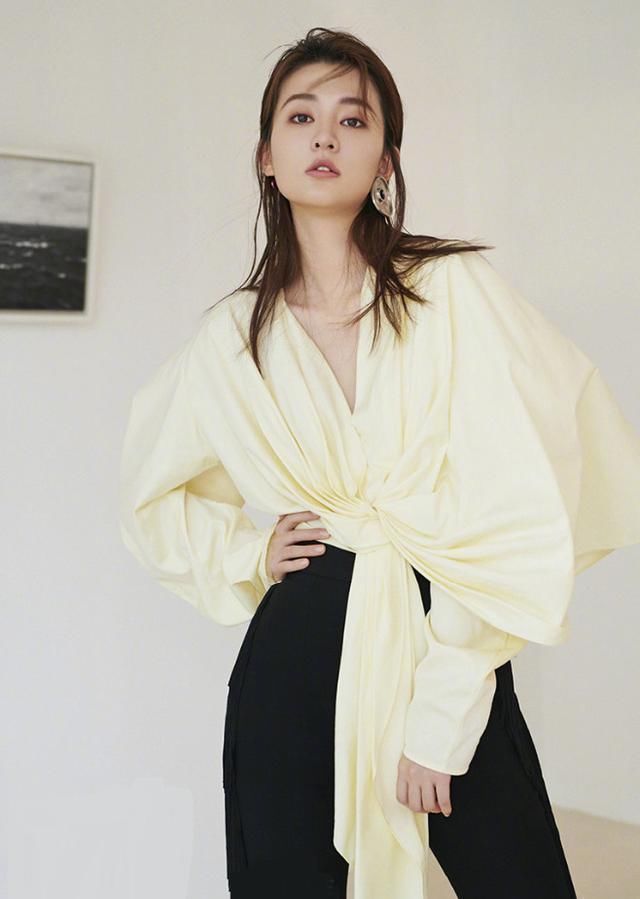 乔欣变了，为了性感故意把衣服扒下来，看到裤子上三个字我笑了!