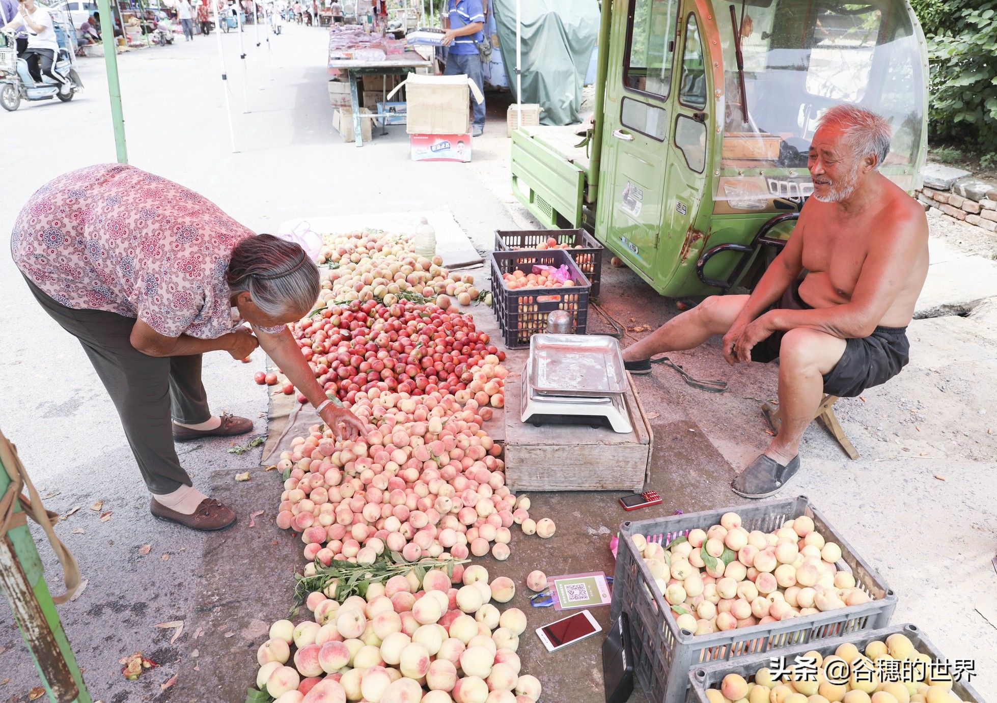 37度高温，70岁农村老人汗流浃背，农村大集一元二斤卖不掉
