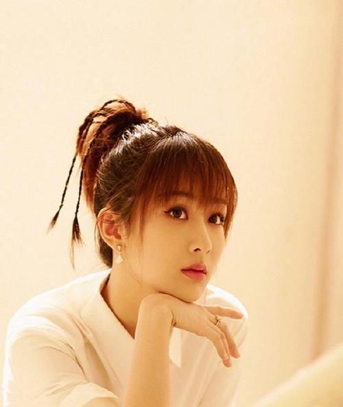  『马尾』女生别只知道扎马尾！跟着明星学编发，时髦又洋气，轻松减龄10岁