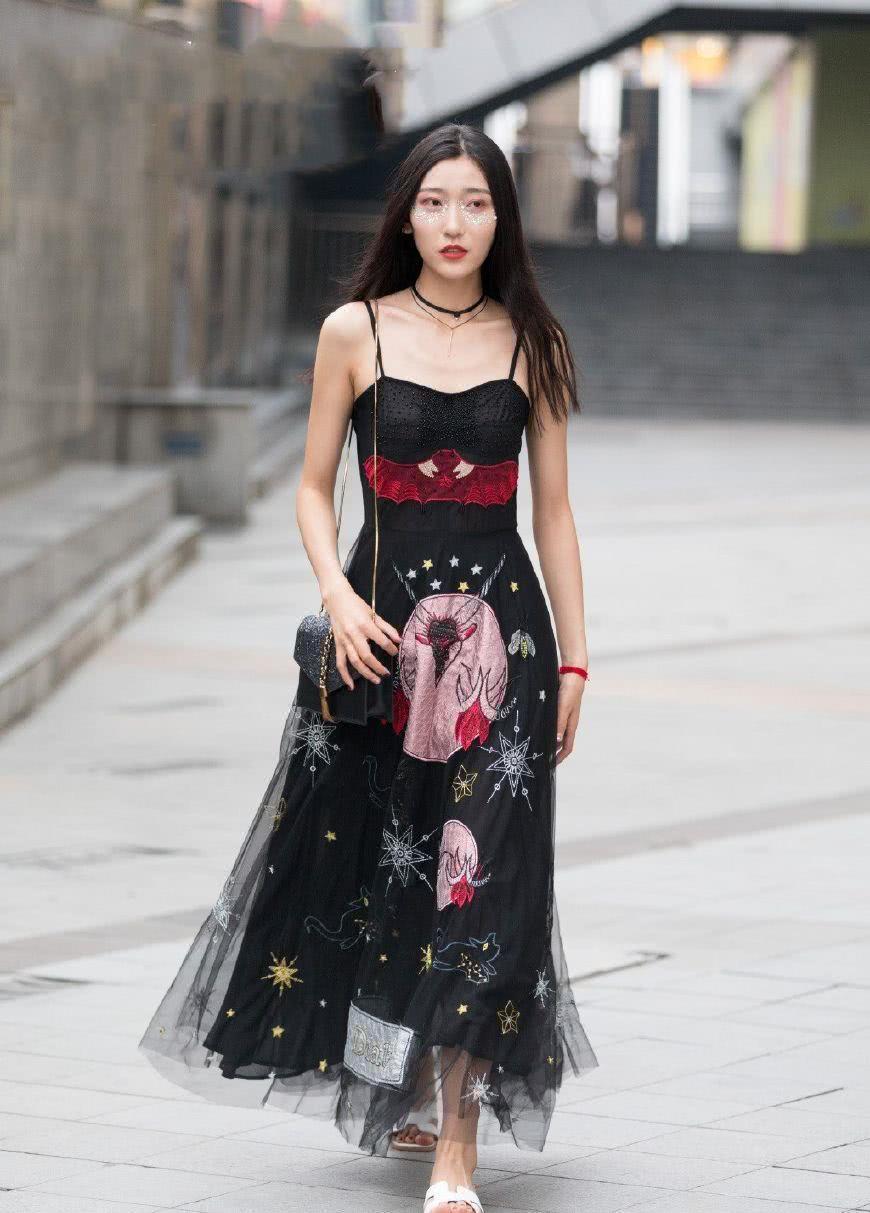 街拍：穿着时尚美腿修长白皙的小姐姐，不看脸都很迷人！