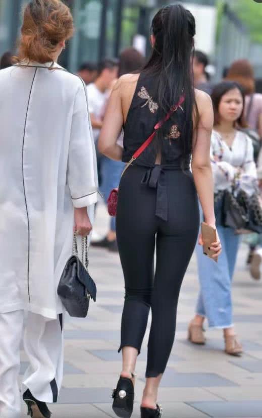 街拍：紧身裤勾勒完美翘臀，与母亲独占街头