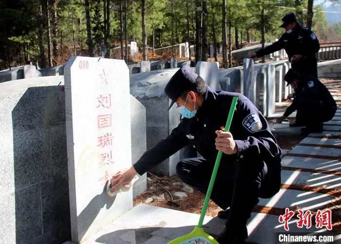  『图为西藏』西藏多地移民警察开展清明祭英烈活动