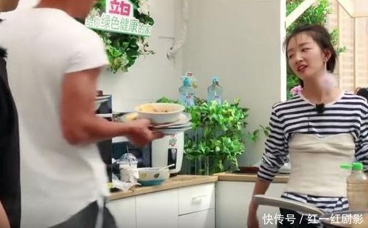 三千块的束胸衣，让周冬雨穿的尴尬无比，连黄晓明都问这穿的是啥