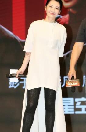 许晴穿紧身秋裤现身,看完她的腿后尴尬了,网友:还是换回皮靴吧