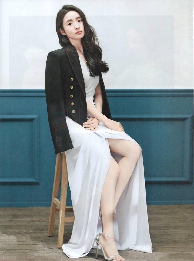 路人镜头下，林依晨胖回娃娃脸重回18岁，却被沈月式身材抢镜！