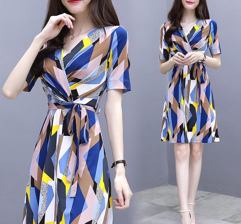 女人五官平平没关系，穿衣打扮要关注，6款连衣裙让你气质倍增